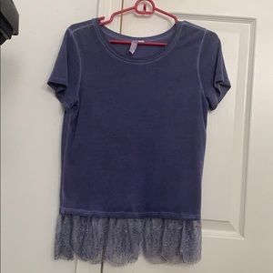 Short sleeved shirt with lace detail at bottom